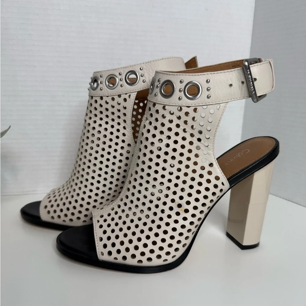 Calvin Klein Kalua Womens Ivory Peep Toe Block Heel Sandals Size 7.5 Streetwear